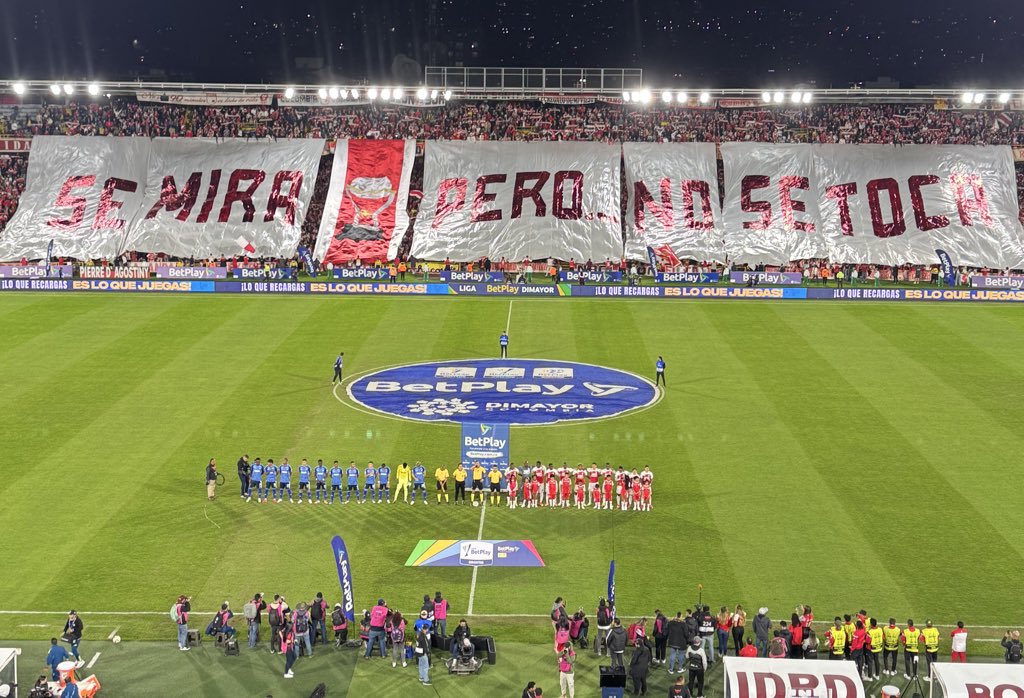 “Se mira (la <a href="/Sudamericana/">CONMEBOL Sudamericana</a> 🏆) pero no se toca”.

📌 Hinchada de <a href="/SantaFe/">Independiente Santa Fe</a> 🇮🇩

📷: <a href="/CarlosAfutbol/">Carlos Andres Alvarez Z.</a>