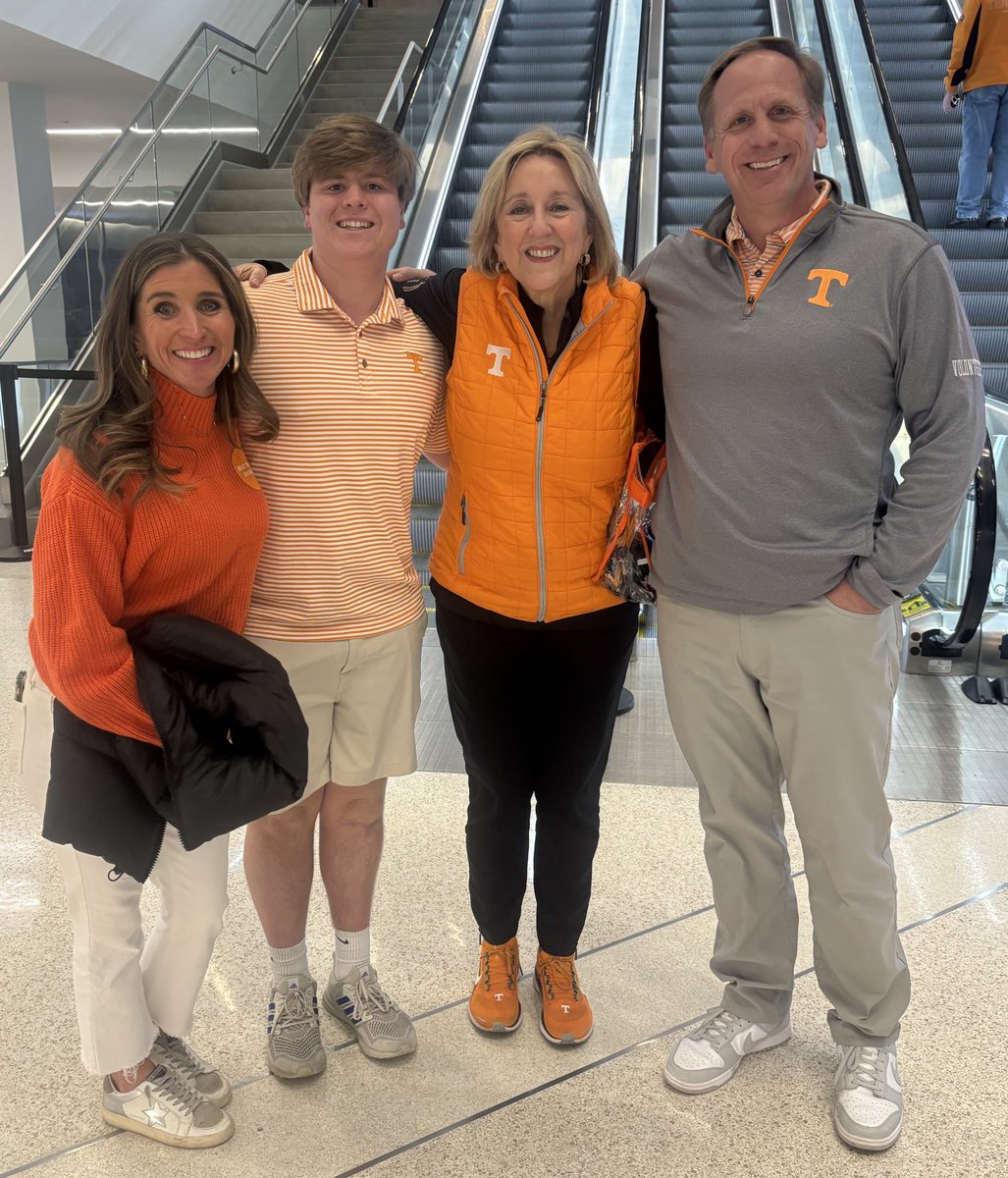 DondePlowman's tweet photo. Great to see Amy and Neil Quinlan and their son, Carter! Their daughter, Reese, is a junior at @UTKnoxville and the student assistant for my class, Leading with Courage, that I teach alongside Governor Haslam. So glad the Quinlans are part of our Volunteer community! 

#GBO🍊 https://t.co/xsXTNDDzFU