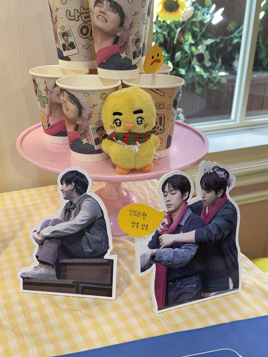 마지막날 🥲 오픈 완료했습니다!

마지막까지 카페에서
산들이의 생일을 즐겨주세요 ➰💝

오늘 카페는 18시까지 진행합니다.
카페 이용에 참고해주세요!

#산들이의_모든순간을_함께할게
#생일축하해_바나의_막연한믿음