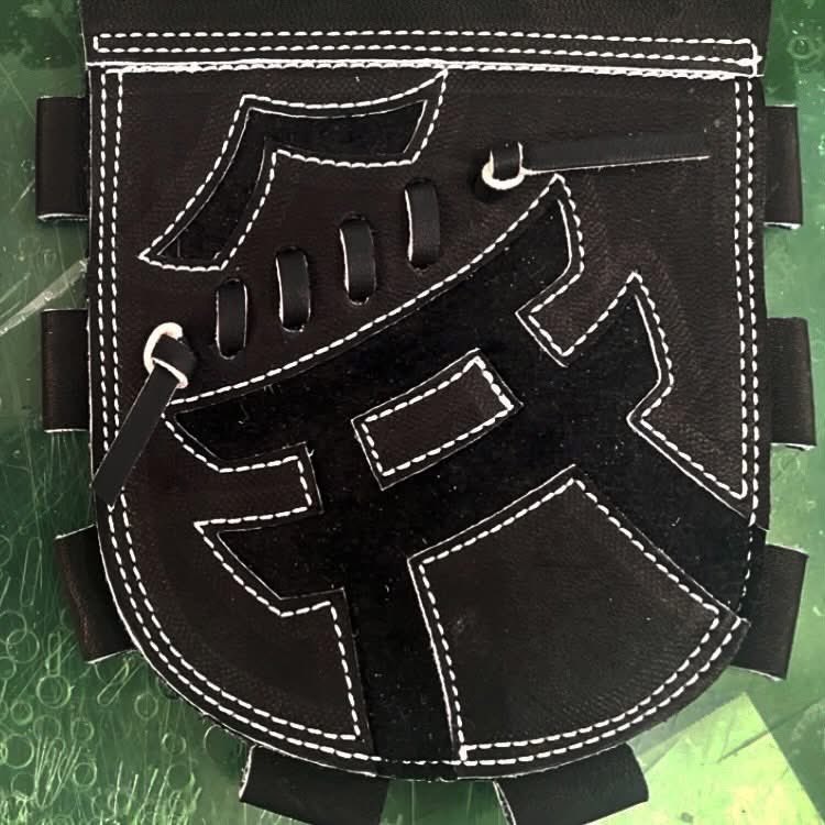 エスゴッズ・オリジナル投手用ウェブ
鳥居⛩️としめ縄デザイン。

1年かけて何度も試作繰り返して完成したのでやはり、思い入れが強い。
しかも投手用オーダーいただくのは全てこのウェブ。
#エスゴッズ