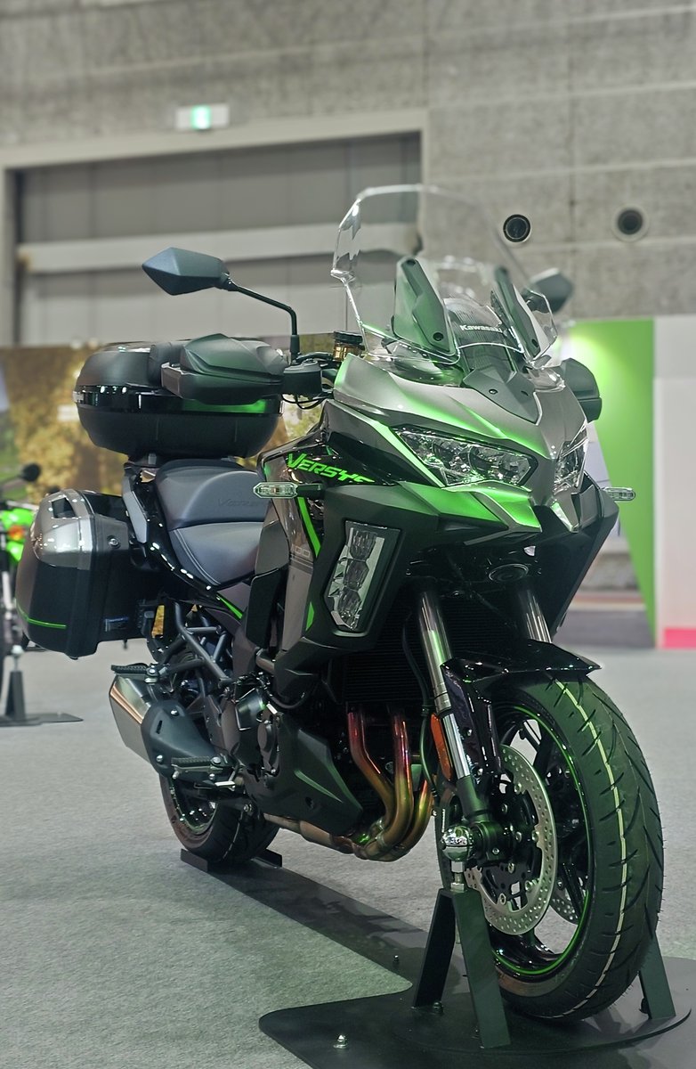 Kawasaki_JPN's tweet image. 大阪モーターサイクルショー2025 カワサキブースのご紹介です。
ニューモデル"VERSYS 1100 SE"もアクセサリーのパニアケースとトップケースを装着して展示中です。是非跨ってみてください。
#大阪モーターサイクルショー #カワサキ #VERSYS