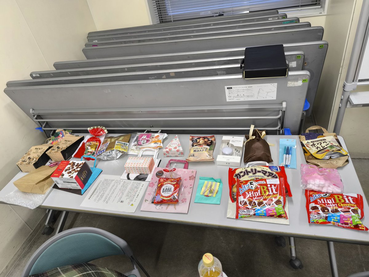 dobaatsu's tweet photo. 第３回生徒さん対抗麻雀大会を開催しました。今回からは生徒さんがチーム賞の景品を持ち寄ってくれて大変助かりました。個人賞は私が恒例のお米を用意しました🍚
優勝は第１回にも優勝したＲくん！
赤ドラなしルールですが跳満連発してました。おめでとう🎉 https://t.co/e4F7rs6rHh