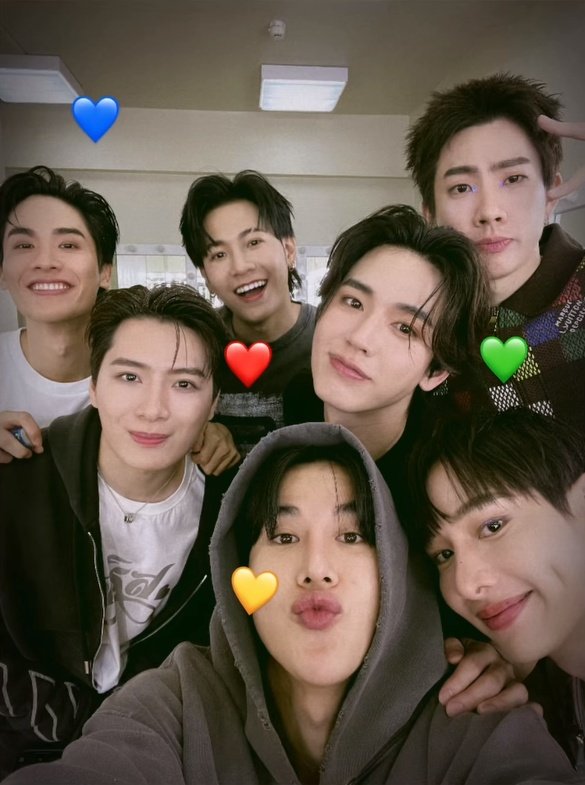 erisae's tweet photo. Happiness is right here ❤️💚💙💛
#PEBACAconcert
Caption by : #taoo 28.39 @morenefarious
Pic by : @.arm_wc IGS https://t.co/NfKjeBAmv1
