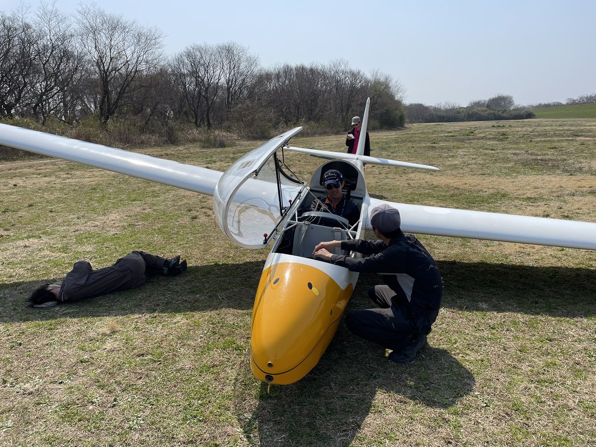 ait_soaringteam's tweet photo. 気流が荒れて待機中なので機外点検の練習 https://t.co/PRi3jPp2iZ