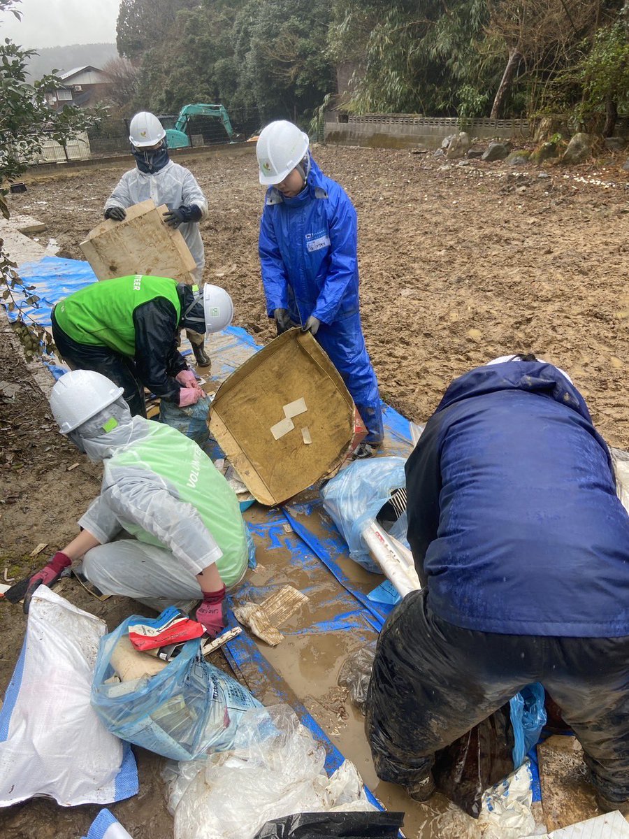 youth_fund0101's tweet photo. ▼▼現地から3️⃣7️⃣▼▼
3/16(日)
門前のお宅にて家財の運び出しを行いました。
雨の中でしたが、協力し作業しました。

#ユース災害ボランティア基金
#風に立つライオン基金
#BOSAIEdulab
#令和6年能登半島地震・豪雨
#大学生
#災害ボランティア
#ボラサポ
#サントリー
#モンベル
#丸石製薬 https://t.co/SOpZsYsKOk