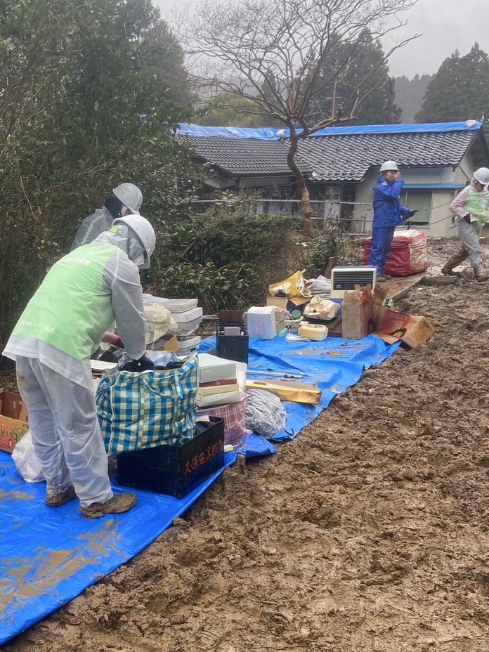 youth_fund0101's tweet photo. ▼▼現地から3️⃣7️⃣▼▼
3/16(日)
門前のお宅にて家財の運び出しを行いました。
雨の中でしたが、協力し作業しました。

#ユース災害ボランティア基金
#風に立つライオン基金
#BOSAIEdulab
#令和6年能登半島地震・豪雨
#大学生
#災害ボランティア
#ボラサポ
#サントリー
#モンベル
#丸石製薬 https://t.co/SOpZsYsKOk