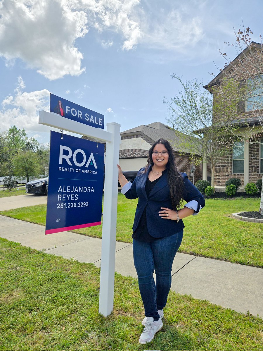 Big milestone! ✨ Just put up my first For Sale sign on my first listing! 🏡 Five weeks into real estate, and I’m loving every moment. Can’t wait to see what the rest of 2025 has in store! 💜 #FirstListing #HoustonRealtor #ForSale #RealEstateJourney