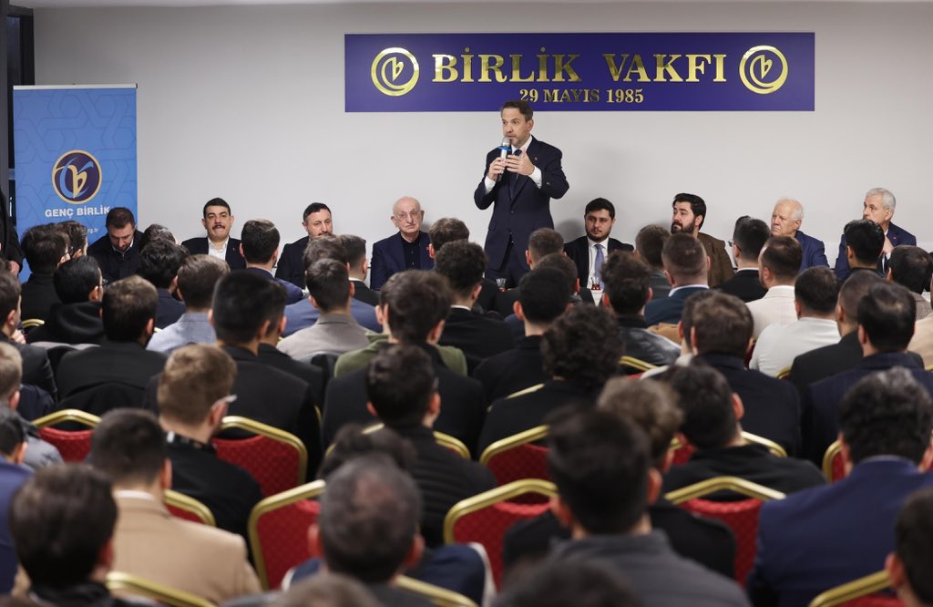 mstfalkn25's tweet image. Genç Birlik Ananevi İftarı&apos;nda &quot;Birlik&quot;te idik. 
  Geleneksel Genç Birlik iftarımız, Cumhurbaşkanlığı YİK Başkan Vekili Sn. İsmail Kahraman, Enerji ve Tabii Kaynaklar Bakanı Sn.  Alparslan Bayraktar (@aBayraktar1 ) ve kıymetli gönüldaşlarımızın katılımı ile gerçekleştirildi.