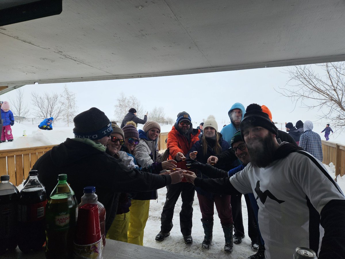 BradNova306's tweet image. A lot of snow this year compared to last, but we had a blast today at SnowPitch ❄️🥎 #FrostedTips