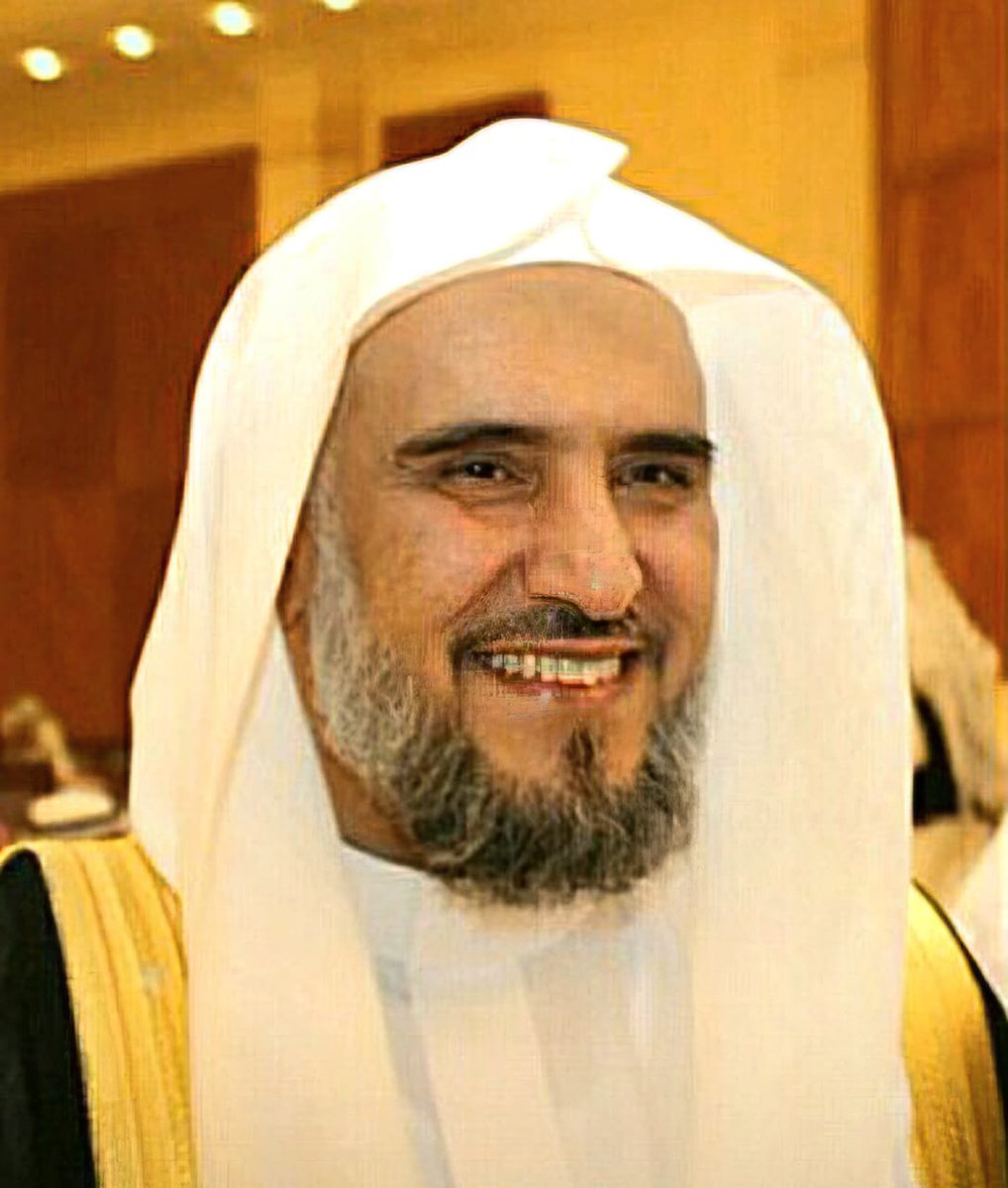 ALfalehaaa's tweet photo. #قراء_الرياض 
للشيخ الدكتور محمد بن حمد المشوح وفقه الله مدّةٌ طويلة في الإمامة، تزيد على 40 عامًا، وقد تنقّل إمامًا بين عِدّة مساجد في مكة المكرمة، وبُريدة، وأخيرًا في مدينة الرياض ..
بد�� الإمامة والخطابة عام 1402هـ 1982م في جامع الحسن بن علي (رضي الله عنهما) بمكة المكرمة، واستمرّ إلى عام 1404هـ 1984م ..
 وفي عام 1405هـ انتقلَ إلى مدينة بُريدة وعُيّن إمامًا في مسجد المعيا في السادة، وبقي فيه  إلى عام 1407هـ 1987م ..
ثم انتقلَ إلى مدينة الرياض بعد ذلك، وتعيّن إمامًا في مسجد الشبانات في حي الخالدية وخطيبًا في كلية الملك فهد الأمنية إلى عام 1416هـ 1996م، إثرَ ذلك أٌوفِدَ إلى بريطانيا وكُلِّفَ إمامًا وخطيبًا في جامع خادم الحرمين الشريفين الملك فهد رحمه الله في (إدنبرة) عاصمة (إسكتلندا) إلى عام 1423هـ 2002م ..
عاد بعدها إلى مدينة الرياض، وعُيّن إمامًا وخطيبًا في جامع سليمان الحبيب بحيّ العقيق مِن عام 1424هـ ولا يزال .. وفقه الله ونفع به.
الشيخ محمد ذو صوت جميل خاشع، وتلاوة هادئة عذبة، تنساب إلى القلب ..
وهذا مقطع بصوته وفقه الله.