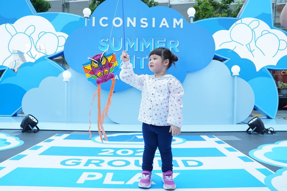 SuperstarnewsTH's tweet photo. ไอคอนสยาม จัดงาน “ICONSIAM SUMMER KITE PLAYGROUND 2025”
ชวน “น้องเกล แอบิเกล” ร่วมสนุก เปิดประสบการณ์เล่นว่าวริมแม่น้ำเจ้าพระยา 
พร้อมตื่นตากับว่าวนับพัน ตั้งแต่วันนี้ ถึง 3 เมษายน 2568

ไอคอนสยาม แลนด์มาร์กระดับโลกริมแม่น้ำเจ้าพระยา ร่วมกับ บริษัท อังกฤษตรางู (แอล.พี.) จำกัด จัดงาน “ICONSIAM SUMMER KITE PLAYGROUND 2025” มหกรรมว่าวนับพันริมแม่น้ำเจ้าพระยา ตอกย้ำความเป็น Family & Kids Destination จุดหมายปลายทางแห่งความสนุกและความสุขของทุกคนในครอบครัว เปิดประสบการณ์การเล่นว่าว ท่ามกลางทัศนียภาพวิวแม่น้ำเจ้าพระยา พร้อมยกขบวนว่าวหลากสีสันหลายรูปแบบมามอบความสุขแบบเต็มพิกัด  ชวน “น้องเกล แอบิเกล”  มาสัมผัสเสน่ห์กับวัฒนธรรมไทย สนุกกับการเล่นว่าวอย่างสนุกสนาน

“ICONSIAM SUMMER KITE PLAYGROUND 2025” เปิดพื้นที่ความสนุกให้ทุกคน ทุกเจเนอเรชัน ได้เพลิดเพลินกับสีสันของว่าวนับพันริมแม่น้ำเจ้าพระยา ตลอด 14 วันเต็ม ตั้งแต่วันที่ 21 มีนาคม 2568  – 3 เมษายน 2568 ณ ริเวอร์ พาร์ค ชั้น G ไอคอนสยาม โดยมีไฮไลต์ช่วงกลางวันเป็นโชว์ว่าวแฟนซียักษ์สุดตระการตา ทั้งว่าวรูปสัตว์ ว่าวการ์ตูน ว่าวไทยโบราณ ฯลฯ และเซอร์ไพรส์พิเศษ พบกับว่าวรูปหัวใจลายธงชาติขนาดใหญ่หาชมยาก และว่าวหมียักษ์สูง 4 เมตร ที่จัดแสดงพร้อมกัน 11 ตัว มากที่สุดเท่าที่เคยมีมาในประเทศไทย เรียกได้ว่านำมาให้ชมกันที่ไอคอนสยามเป็นที่แรก โดยโชว์เล่นว่าวแฟนซีจะเริ่มตั้งแต่เวลา 16.00-19.00 น. ทุกวันตลอดการจัดงาน ส่วนกลางคืนตื่นตาตื่นใจกับโชว์ว่าว LED ที่จะจุดประกายแห่งแสงสีให้กับท้องฟ้ายามค่ำคืน โดยจัดแสดงให้ชมต่อเนื่องตลอด 14 คืน ตั้งแต่เวลา 19.00-21.00 น. นอกจากนี้ยังมีมุมถ่ายภาพสุดคิวต์และตุ๊กตายักษ์เรืองแสง ให้ทุกคนได้เก็บภาพอย่างเต็มอิ่ม ตลอดจน Playground สนามเด็กเล่นแสนสนุกที่มาพร้อม Kite Night Light การฉายไฟบนพื้นเป็นลวดลายและสีสันอิงกับสีของว่าว 

และเมื่อวันที่ 22 มีนาคม 2568 ซุปตาร์ตัวจิ๋วอย่าง น้องเกล-แอบิเกล รังรังสีสิงห์พิพัฒน์ มาร่วมแจกพลังความสดใสพร้อมเปิดประสบการณ์เล่นว่าวท้าสายลมริมแม่น้ำเจ้าพระยาครั้งแรก ที่ทั้งสนุกและตื่นเต้น ครึกครื้นทั้งงาน และหากใครจะชวนเพื่อน ครอบครัว หรือคนที่รักมาร่วมเก็บเกี่ยวความสุขและความประทับใจต้อนรับหน้าร้อนด้วยกันที่ “ICONSIAM SUMMER KITE PLAYGROUND 2025” รับรองว่าไม่ผิดหวังแน่นอน โดยงานนี้ทุกครอบครัวสามารถนำว่าวมาเอง หรือจะมาเลือกซื้อในงานก็มีร้านค้าจำหน่ายว่าวนานาชนิดให้เลือกอย่างละลานตา ทั้งร้านค้าจากชุมชนบางบ่อ, ชุมชนพระสมุทรเจดีย์, ชุมชนคนเล่นว่าว, ชุมชนคลองหลวง, ชุมชนบางพลัด, ชุมชนเมืองปทุม, ชุมชนบางคูวัด และร้าน ToysKite https://t.co/hSrscmVobD เป็นต้น อีกทั้งระหว่างสนุกไปกับการเล่นว่าวยังสดชื่นกับผลิตภัณฑ์ Snake Brand (ตรางู) ที่มาช่วยดับร้อนกันถึงที่ทุกวัน

ซึ่งงานนี้ นอกจากจะให้ความสนุกเพลิดเพลินแล้ว ยังถือว่าเป็นกิจกรรมที่ช่วยส่งเสริมวัฒนธรรมการละเล่นพื้นบ้านที่อยู่คู่คนไทยอย่างยาวนาน และยังส่งเสริมให้เด็กและเยาวชนรุ่นใหม่ได้รู้จักและสัมผัสกับการละเล่นว่าวแบบดั้งเดิมของไทย พร้อมทั้งส่งเสริมความสัมพันธ์ในครอบครัวและชุมชนได้เป็นอย่างดีอีกด้วย

เชิญพบกับมหกรรมว่าวนับพันริมแม่น้ำเจ้าพระยา “ICONSIAM SUMMER KITE PLAYGROUND 2025” เปิดลานเล่นว่าวให้ทุกครอบครัวมาสนุกด้วยกันได้อย่างเต็มที่ ตั้งแต่วันนี้ถึง 3 เมษายน 2568 ณ ริเวอร์ พาร์ค ชั้น G ไอคอนสยาม ติดตามรายละเอียดเพิ่มเติมได้ทาง Facebook: ICONSIAM

#ICONSIAM #ICONSIAMSummerKitePlayground2025 #ICONICLifestyle #เล่นว่าวริมน้ำ #เล่นว่าว