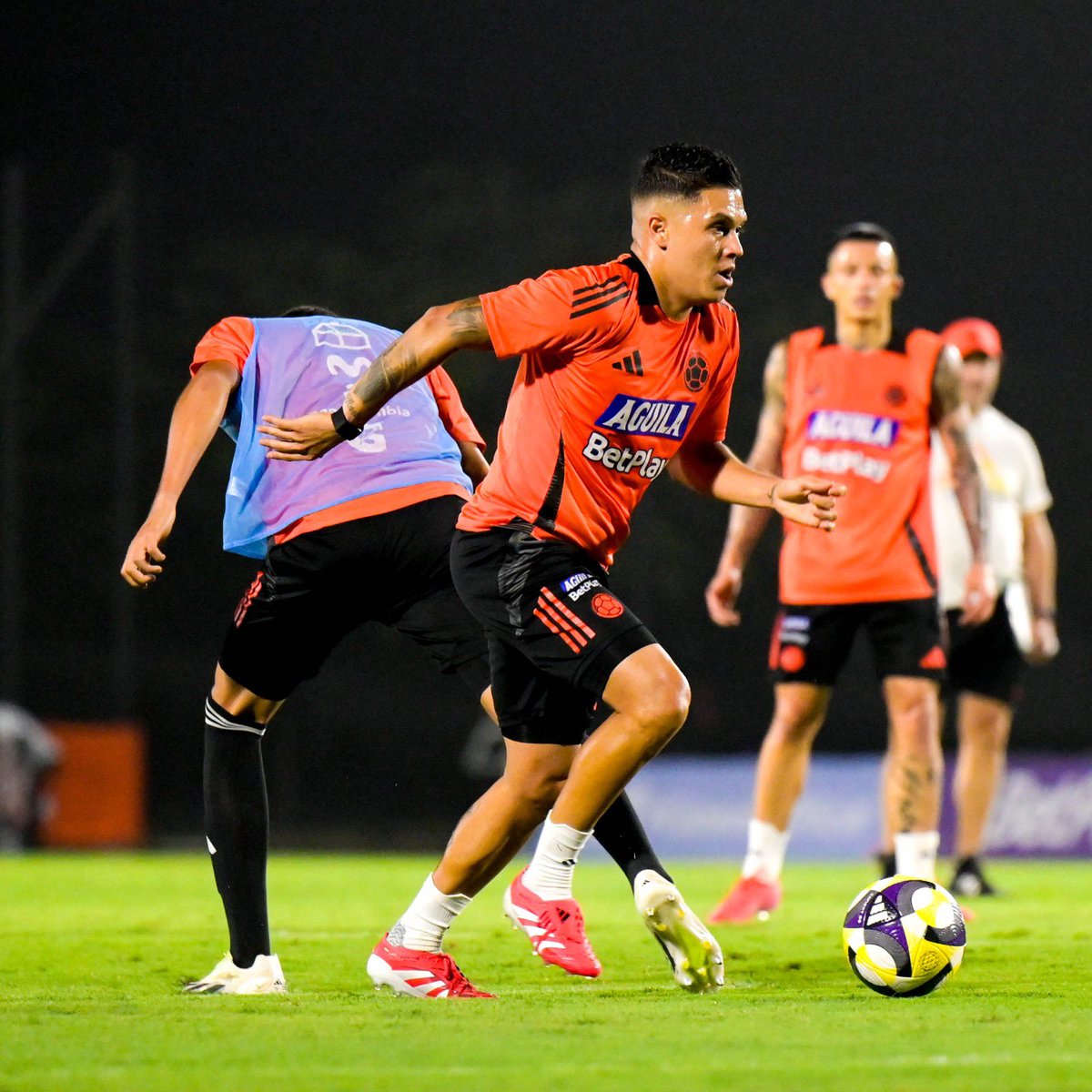 FCFSeleccionCol's tweet photo. 📸 ¡𝑈𝑛 𝑠𝑜𝑙𝑜 𝑜𝑏𝑗𝑒𝑡𝑖𝑣𝑜: 🇵🇾! 

𝑇𝑟𝑎𝑏𝑎𝑗𝑎𝑚𝑜𝑠 pensando en el 𝑚𝑎𝑟𝑡𝑒𝑠 🤟

#LaSeleNosUne🇨🇴 https://t.co/jsneKTQVwa