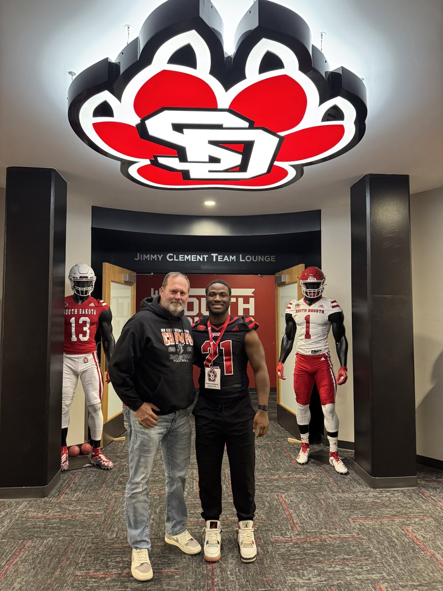 Thank you <a href="/USDFootball/">San Diego Football</a> and @CoachWarren for an awesome Junior Day! Loved watching the high-energy, physical practice and seeing the guys fly around. Great talking with Coach Warren—excited to get to know the rest of the staff! Go Yotes! #YoteNation