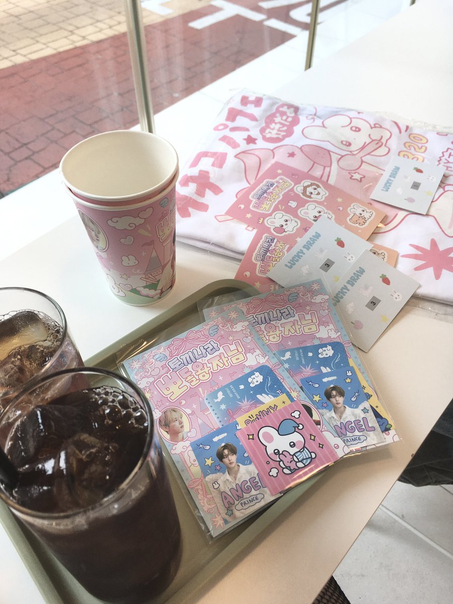 📍카페 시츠

너무너무 잘꾸며놓으셨고 들어가자마자 유진이 얼굴이
반겨서 너무 좋았습니당..♡ 
그리고 럭드1등뽑아서 기분이 넘 좋았어요🤤💕

#prince_bbodol_of_bunnyland