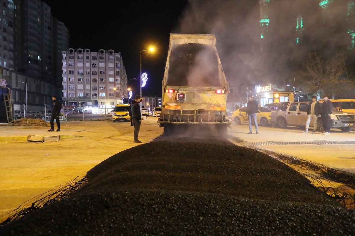 MardinBuyukshr's tweet photo. 📌VALİ OZAN CADDESİNDE ASFALT YAMA ÇALIŞMALARIMIZ

Mardin Büyükşehir Belediyesi Fen İşleri Daire Başkanlığı ekiplerimiz, altyapı çalışmalarının tamamlanmasının ardından Vali Ozan Caddesinde asfalt yama çalışmalarını sürdürüyor.

Çalışmalar kapsamında, yıpranan ve hasar gören yol yüzeyi onarılarak sürücülerin ve yayaların güvenliği sağlanıyor. Gece boyunca devam eden çalışmalarımızda, trafik akışını en az etkileyecek şekilde titizlikle hareket eden ekiplerimiz, yolların daha konforlu hale gelmesi için özveriyle çalışıyor.

Hemşehrilerimize gösterdikleri anlayış için teşekkür ederiz.