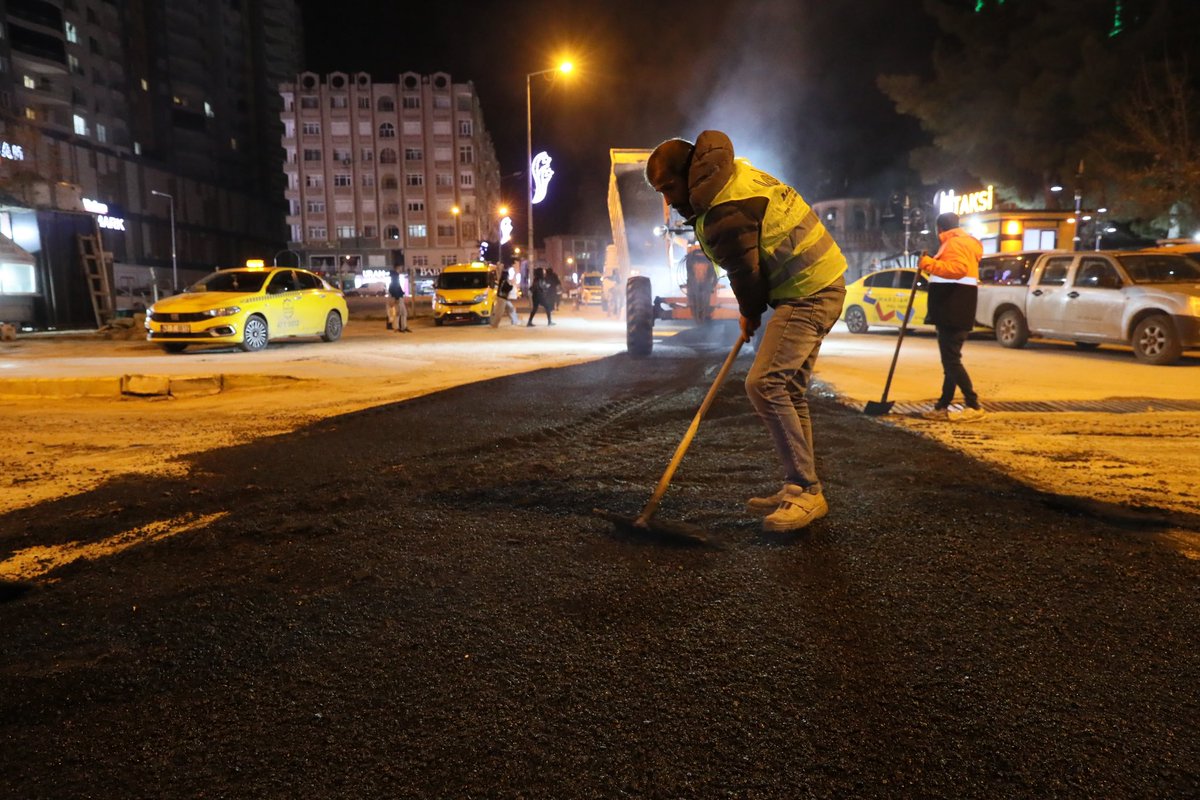 MardinBuyukshr's tweet photo. 📌VALİ OZAN CADDESİNDE ASFALT YAMA ÇALIŞMALARIMIZ

Mardin Büyükşehir Belediyesi Fen İşleri Daire Başkanlığı ekiplerimiz, altyapı çalışmalarının tamamlanmasının ardından Vali Ozan Caddesinde asfalt yama çalışmalarını sürdürüyor.

Çalışmalar kapsamında, yıpranan ve hasar gören yol yüzeyi onarılarak sürücülerin ve yayaların güvenliği sağlanıyor. Gece boyunca devam eden çalışmalarımızda, trafik akışını en az etkileyecek şekilde titizlikle hareket eden ekiplerimiz, yolların daha konforlu hale gelmesi için özveriyle çalışıyor.

Hemşehrilerimize gösterdikleri anlayış için teşekkür ederiz.