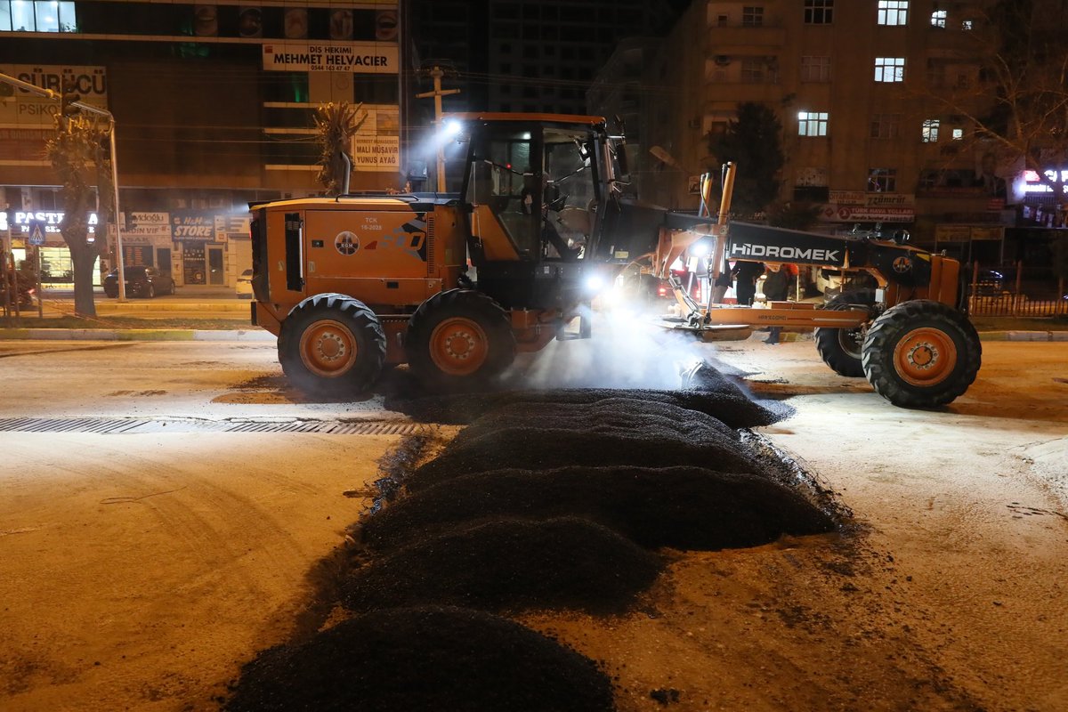 MardinBuyukshr's tweet photo. 📌VALİ OZAN CADDESİNDE ASFALT YAMA ÇALIŞMALARIMIZ

Mardin Büyükşehir Belediyesi Fen İşleri Daire Başkanlığı ekiplerimiz, altyapı çalışmalarının tamamlanmasının ardından Vali Ozan Caddesinde asfalt yama çalışmalarını sürdürüyor.

Çalışmalar kapsamında, yıpranan ve hasar gören yol yüzeyi onarılarak sürücülerin ve yayaların güvenliği sağlanıyor. Gece boyunca devam eden çalışmalarımızda, trafik akışını en az etkileyecek şekilde titizlikle hareket eden ekiplerimiz, yolların daha konforlu hale gelmesi için özveriyle çalışıyor.

Hemşehrilerimize gösterdikleri anlayış için teşekkür ederiz.