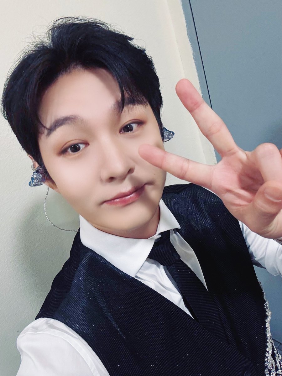 ABSCBNNews's tweet photo. MELODY WILL BE WITH YOU 💙

LOOK: Lee Changsub of K-pop group BTOB held his "The Wayfarer" solo concert at SM North EDSA Skydome on Saturday (March 22), sharing a special moment with Melody as he posed for photos with fans who attended the event. | via @jaehwabernardo 

(📸 LeeCS_Official/X)