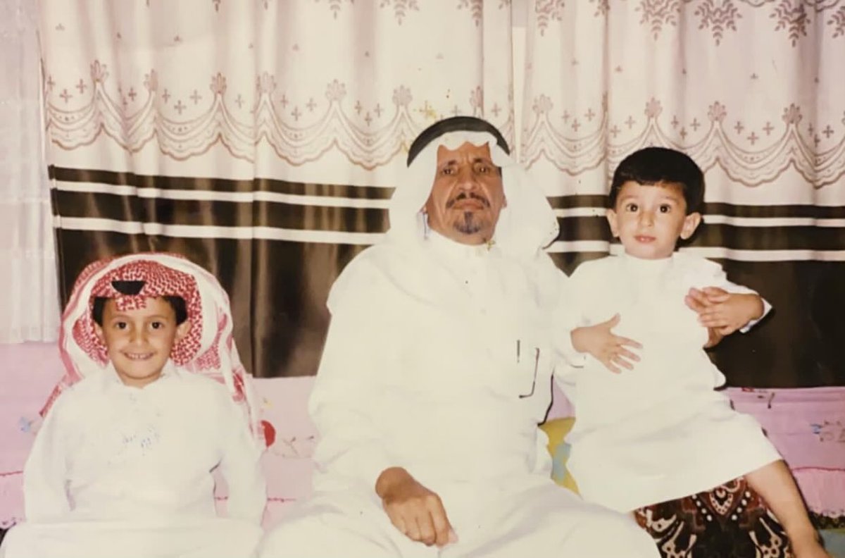 Mohamme11055316's tweet photo. في مثل هذا اليوم 23 رمضان من العام 1424هـ ، غادر والدي دنيانا ولكنه لازال يعيش في قلبي ، غفر الله له ولوالديكم ولموتى المسلمين وجمعنا بهم في الفردوس الأعلى من الجنة ،، 

* على يمين والدي اخي الغالي عطّاف وعلى يساره ابني البار سعيد ، حفظهما الله https://t.co/BfY0dTgVdK