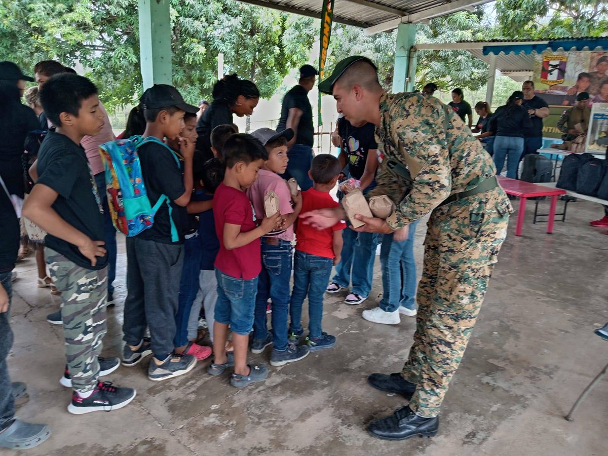 En el marco del Plan Firmeza, unidades de la 3ra Brigada Panamá Este, junto a la Comunidad Cristiana Elin, realizaron una actividad lúdica y entregaron útiles escolares, golosinas y palomitas a niños de las escuelas Loma Bonita, La Tosca y San Francisco de Piriatí.