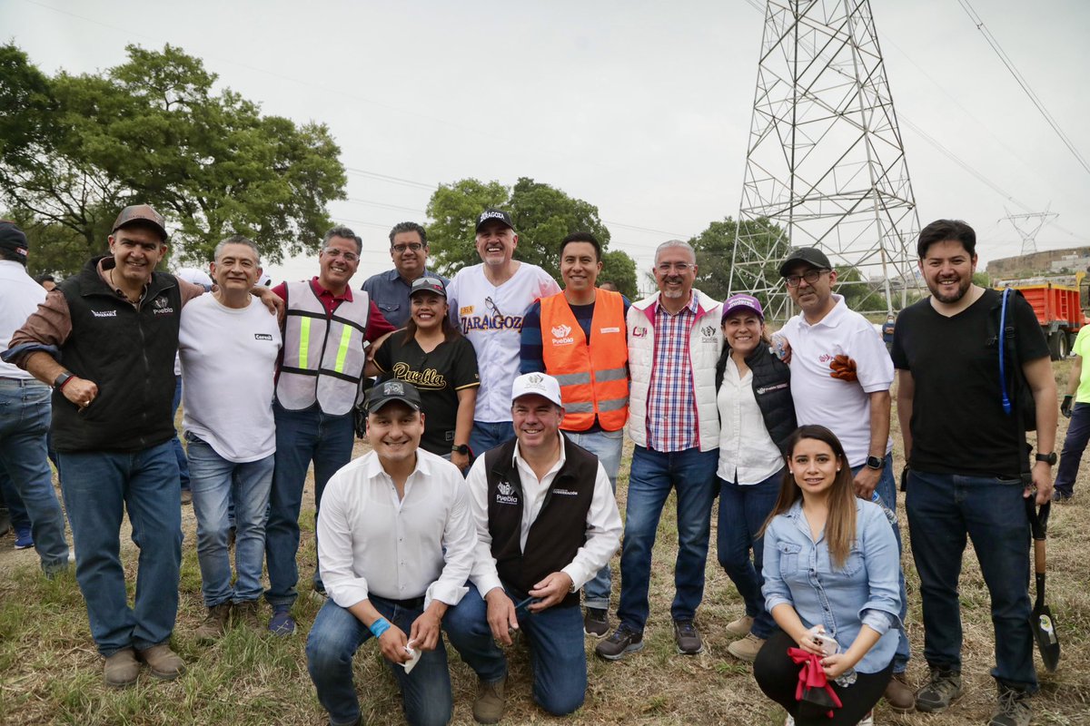 pepechedrauimx's tweet photo. 🌎💧En el #DíaMundialDelAgua hacemos equipo por el Atoyac.

En Puebla Capital arrancamos las Jornadas de Limpieza y Restauración, un esfuerzo coordinado con @CONAGUA_MX, nuestro Estado vecino de #Tlaxcala con la Gobernadora @LorenaCuellar y que se sumará al trabajo de todos los municipios que abarcan la Cuenca del Río Atoyac.

Esto es solo el comienzo del gran trabajo impulsado por la Presidenta @ClaudiaShein y nuestro Gobernador @ArmentaPuebla_ a través del Plan Nacional Hídrico, un ejemplo de justicia y responsabilidad ambiental. 🤝🏼🍃

#PorAmorAPuebla #LaCapitalImparable