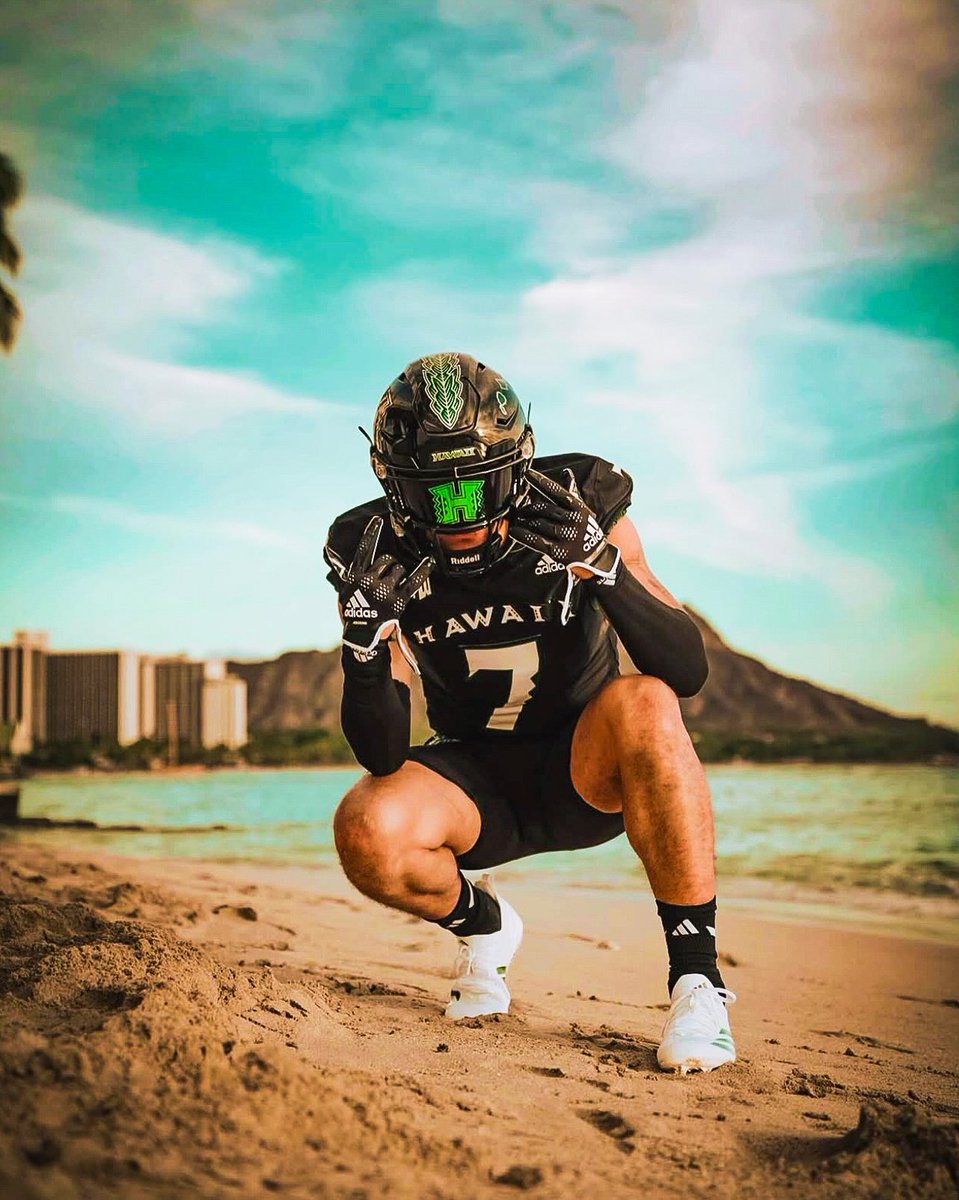 #HawaiiFB Ballin’ in paradise. 🏝️ 
📸 <a href="/DeaganBruce/">FILMEDBYDEAG</a>