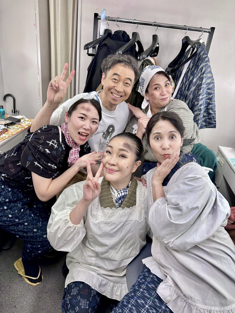 CAROLINE101CHA's tweet photo. ☘️舞台『Mother〜特攻の母 鳥濱トメ物語〜』本日、大千穐楽✨
まもなくマチネ開演します！！
美姫さんから名前入りのアイシングクッキーとお手紙🌸✨そして、机には大入り袋✨頑張っていきまっしょい
※3/29(土)まで公演の配信あり🖥
【配信サイト】https://t.co/ay53j5o8R0
#舞台マザー #舞台Mother https://t.co/2ecGfEqmZ8