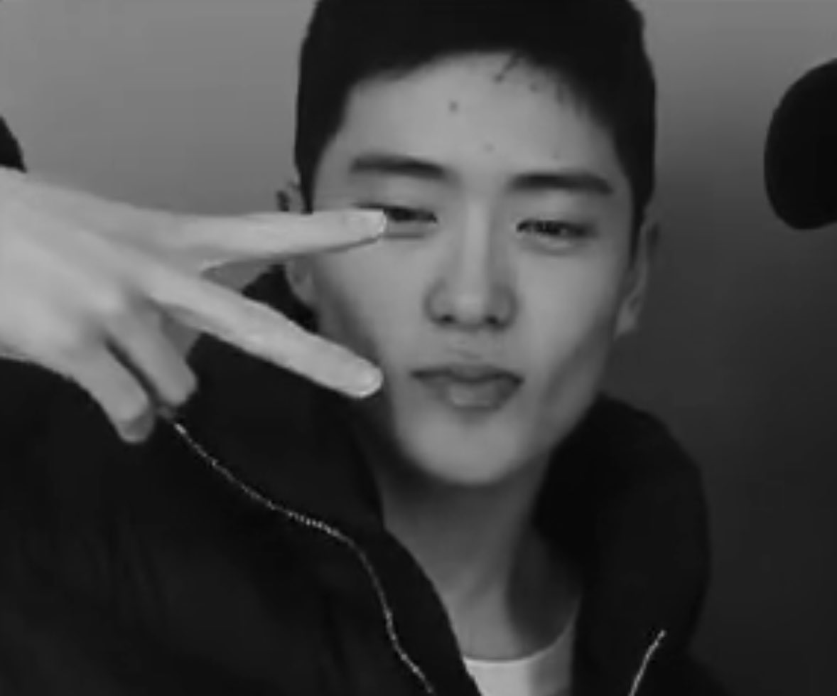 hourlyjaeh's tweet photo. 🥸✌🏻 https://t.co/jGw5pl61Ho