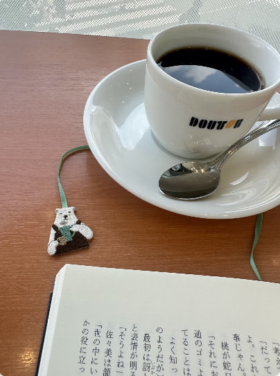 Aguscdersons's tweet photo. またコーヒーと本の週末がやってきた☕️📖 週末の朝はいつもお気に入りの時間。
必要なのは時間の長さではなく、集中力。
#週末 https://t.co/1nGTQUpnSQ