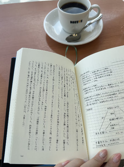 Aguscdersons's tweet photo. またコーヒーと本の週末がやってきた☕️📖 週末の朝はいつもお気に入りの時間。
必要なのは時間の長さではなく、集中力。
#週末 https://t.co/1nGTQUpnSQ