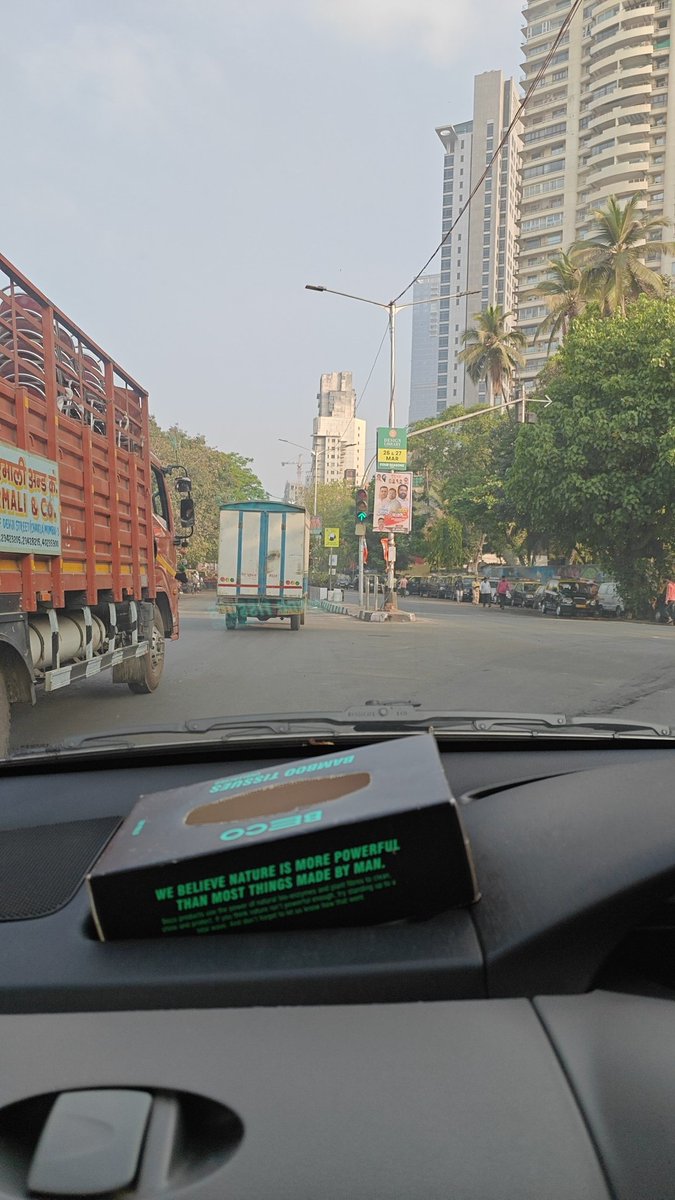 sanusuv's tweet photo. Posters to block traffic light??? Under what law or rule, this is allowed? @mybmc @MumbaiPolice https://t.co/tqjL7Vo9ia
