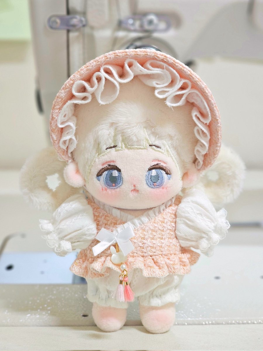 🧸뉴트위트 한복 풀샷🧸

연한 파스텔 색상이어서 그런지 확대샷, 상세샷 요청하신분들이 계셔서 옷이 잘 보이도록 찍어봤어요˙ᵕ˙
레몬색상💛과 피치색상🧡 원단은 트위드 중간중간 연핑크색상🩷이 포인트색상으로 들어가있답니다🧸

📷 
보넷드레스SET 레몬
보넷바지SET 피치

🗓 마감일 D-1