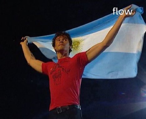 papitasdunseph's tweet photo. se bajó tres veces del escenario, cantó gracias a la vida de Mercedes Sosa, se la paso hablando en español, pasó un video montaje de su estadía en Argentina, levantó la bandera mil veces, SE ENVOLVIÓ EN NUESTRA PATRIA cierren las fronteras estoy destrozada te amo shawn mendes https://t.co/1pvwbpL6nj
