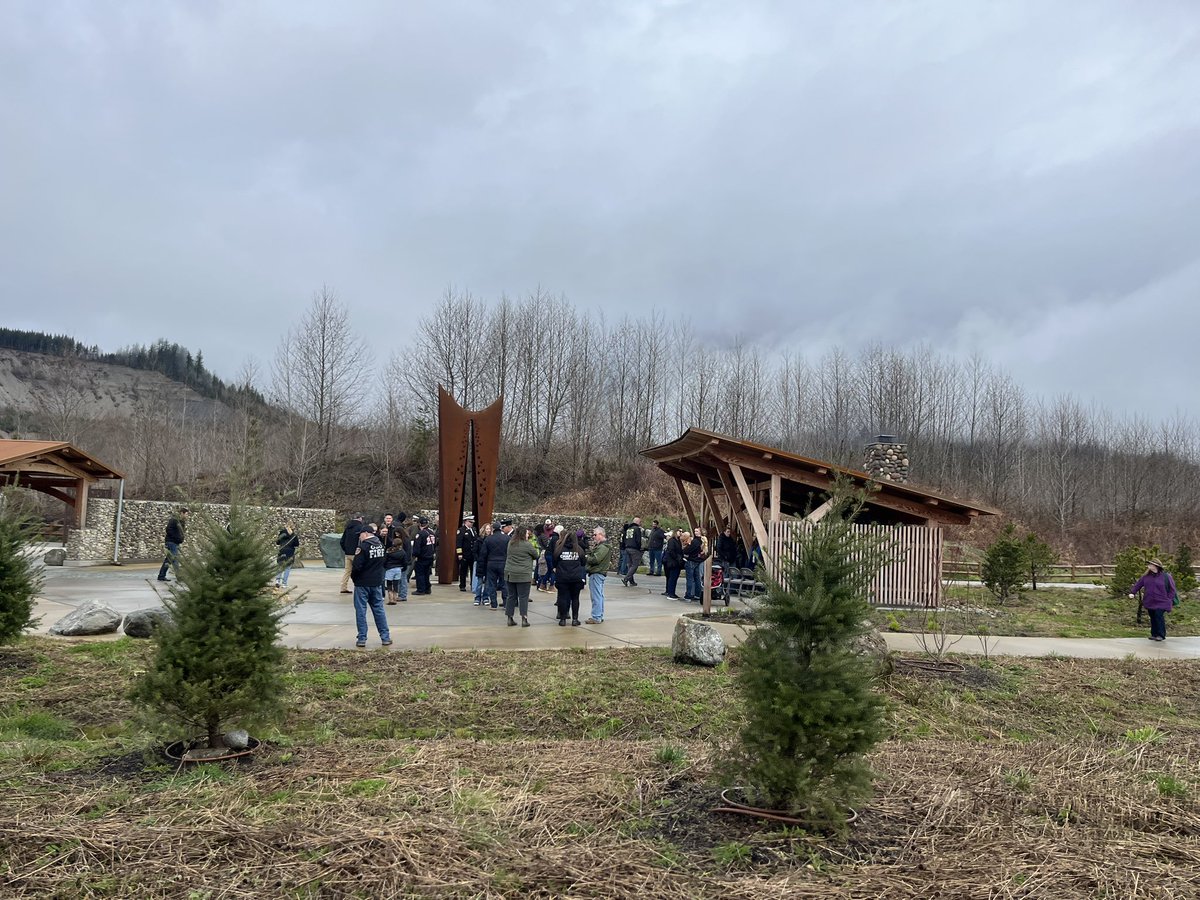 GlacierPi's tweet photo. March 22nd, 2014……
11 years ago, the Oso slide tragically took the lives of 43 community members. 
At the slide we remembered those lost, and the community that came together to support each other in these tough times.
We (Glacier Peak Institute) humbly arose from this tragedy https://t.co/zTZxCCycCo