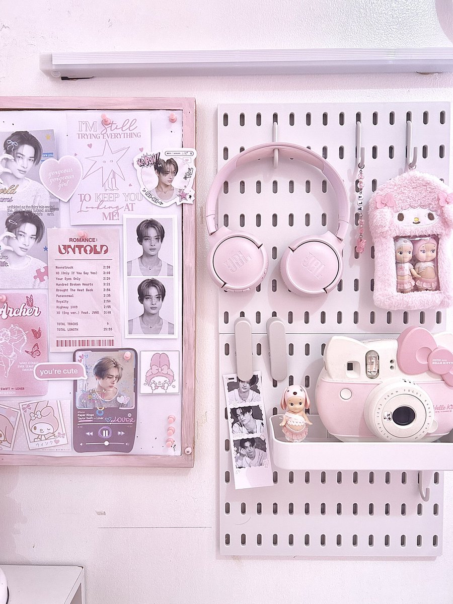 asteriahri's tweet photo. ୭ ˚. ᵎᵎ lovin’ my new desk set up ⸝⸝

#pinkdesk #pink #NI_KI #ENHYPEN #sonnyangels https://t.co/fmFN8ZJQlt
