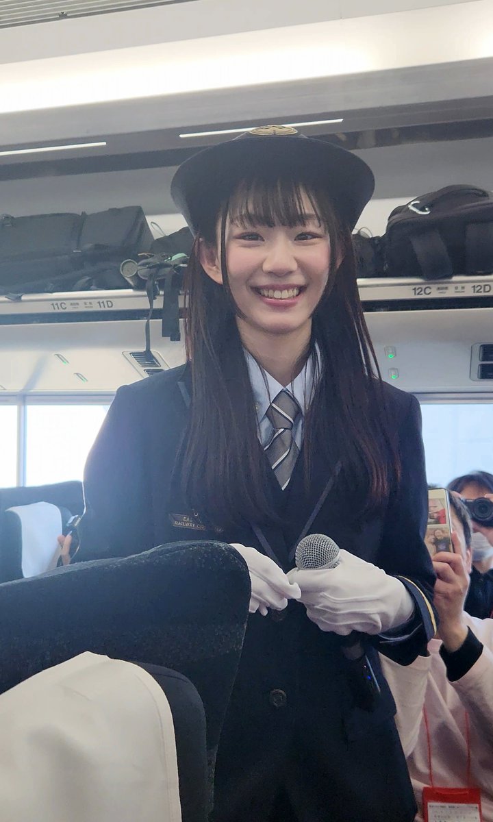 nagu0624's tweet photo. かわいい車掌さん🤍
1回目と2回目、髪型変えて来た～😍と思ったら…
「ゴム切れちゃった…👉👈」って。
切れた瞬間撮れてたので載せておくね😅
ごめん…髪型どちらも可愛いから両方見れて得した気分です🫶
#雪月心愛
#みぃあのとりこ
#みぃあかわいい
#浪江女子発組合
#なみえのわを広げよう https://t.co/KP1ofyprzt