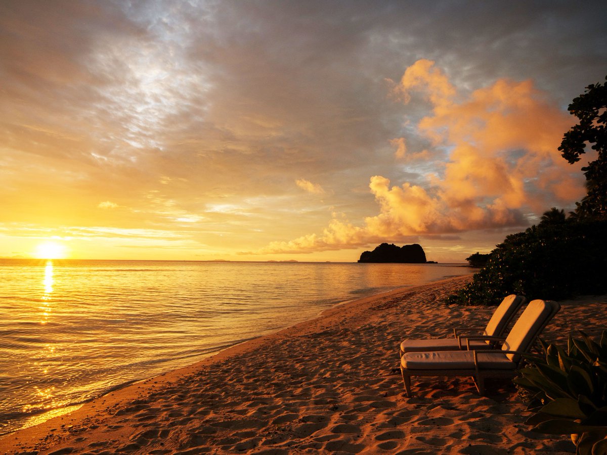 When in love, do as the lovers do ♡

Time and place ~ Sunset, Mamanuca beachside. Before a hand-holding beach walk to The Rocks for the sunset finale.

No hand-held devices in sight.

#Fiji #romanticescapes #devicefree #sunsetlovers #vomolife