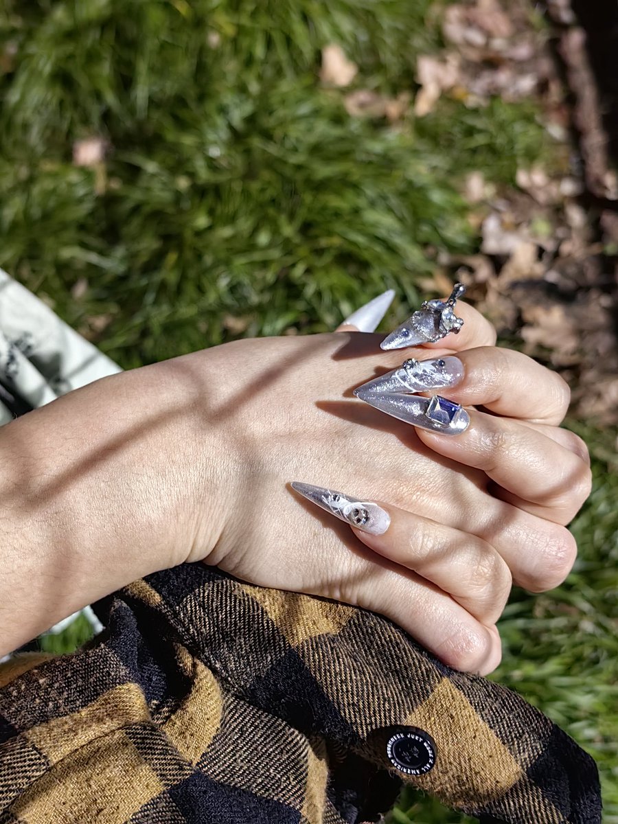 那天阳光很好，走到篮球场边上妹要我把影子拍下来