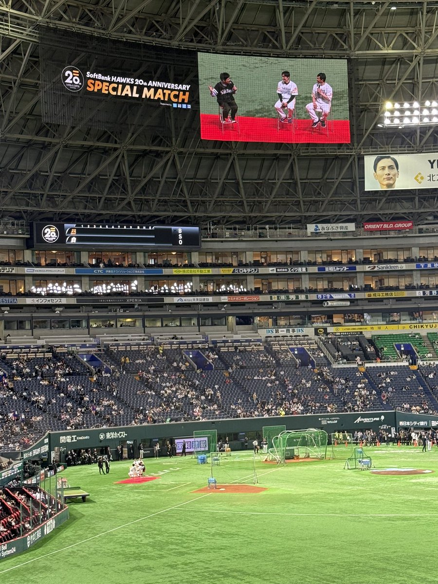 heko_maetera's tweet photo. 本日はここよ❤️
#SoftbankHawks #20thAnniversary #SPECIALMATCH #OB戦
博多華丸さん 松田宣浩さん和田毅さん城島健司さん斉藤和巳さんトークショー中 https://t.co/mB2bPWt7OR