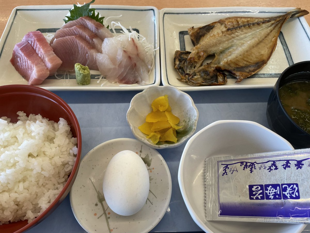 sinosinosi's tweet photo. 毎度の、九十九谷からのもみじロード経由、保田ばんや朝定食。
鯵の干物、最高！
5ヶ月ぶりの今年初！
今日はバーグマンで。

#バーグマン200  
#isotta
#保田ばんや
#朝食
#九十九谷 https://t.co/SdPjaxnnT4