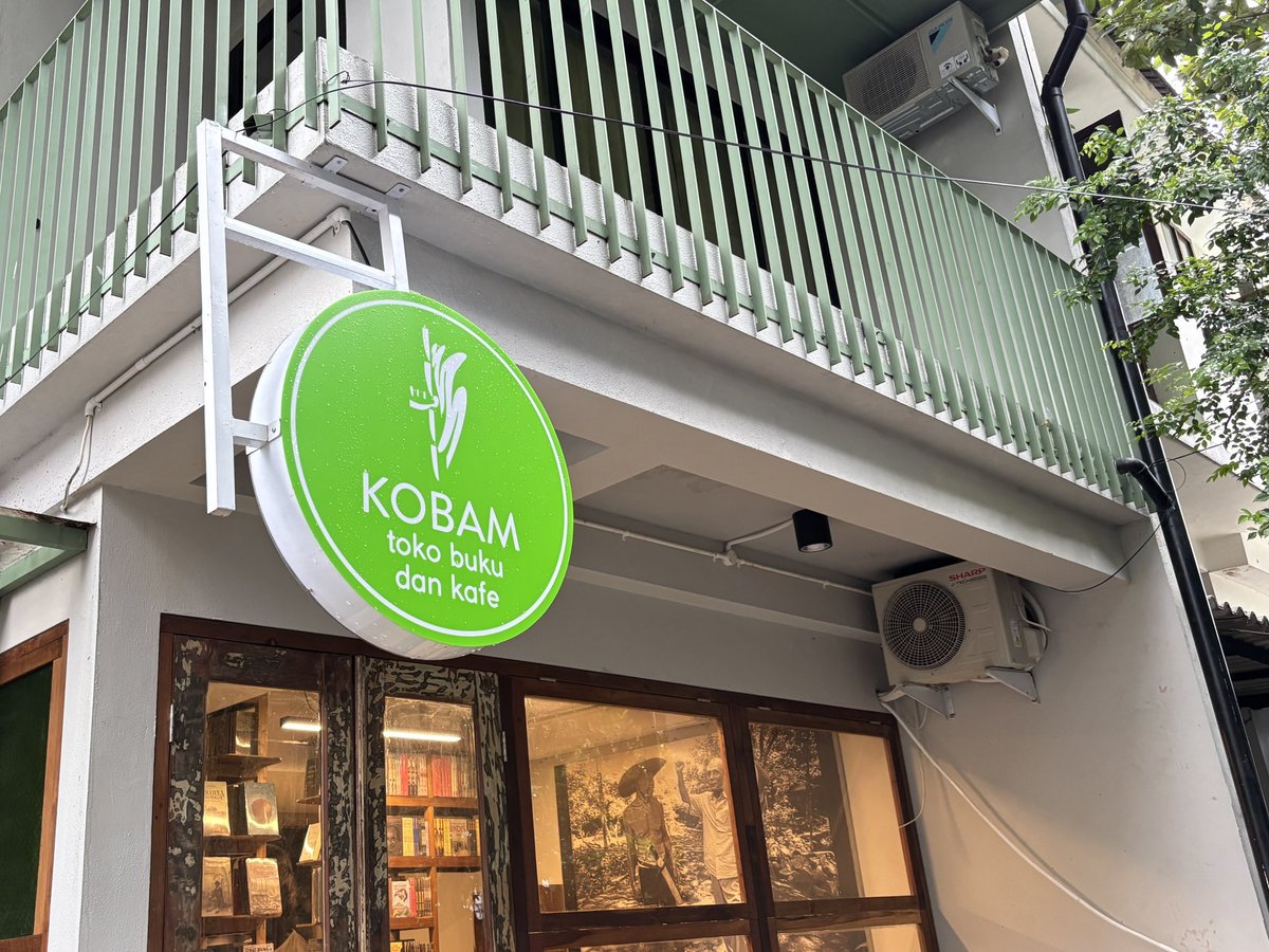 alunissace's tweet photo. ada toko buku indie baru di pusat kota Jakarta yang jual buku-buku terbitan Komunitas Bambu. kurasi bukunya keren, tempatnya cozy, aksesnya gampang, dan ada kopi, what a perfect bookstore! ✨ https://t.co/frWPeMR92K