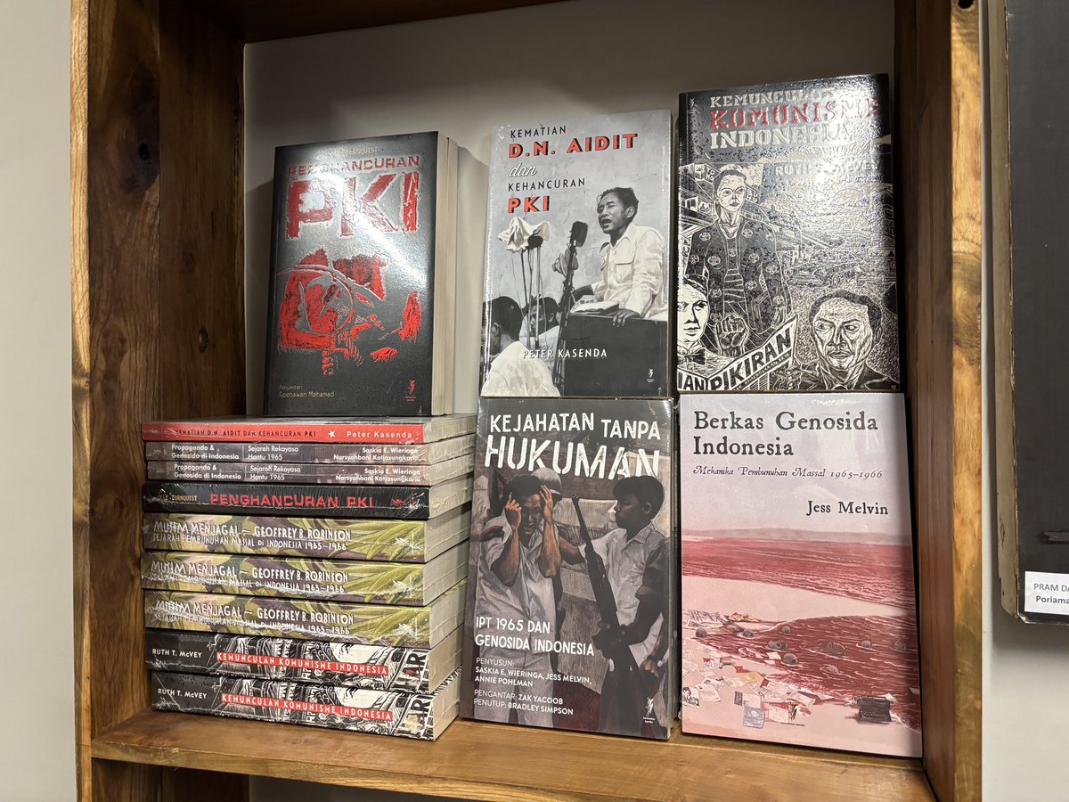 alunissace's tweet photo. ada toko buku indie baru di pusat kota Jakarta yang jual buku-buku terbitan Komunitas Bambu. kurasi bukunya keren, tempatnya cozy, aksesnya gampang, dan ada kopi, what a perfect bookstore! ✨ https://t.co/frWPeMR92K