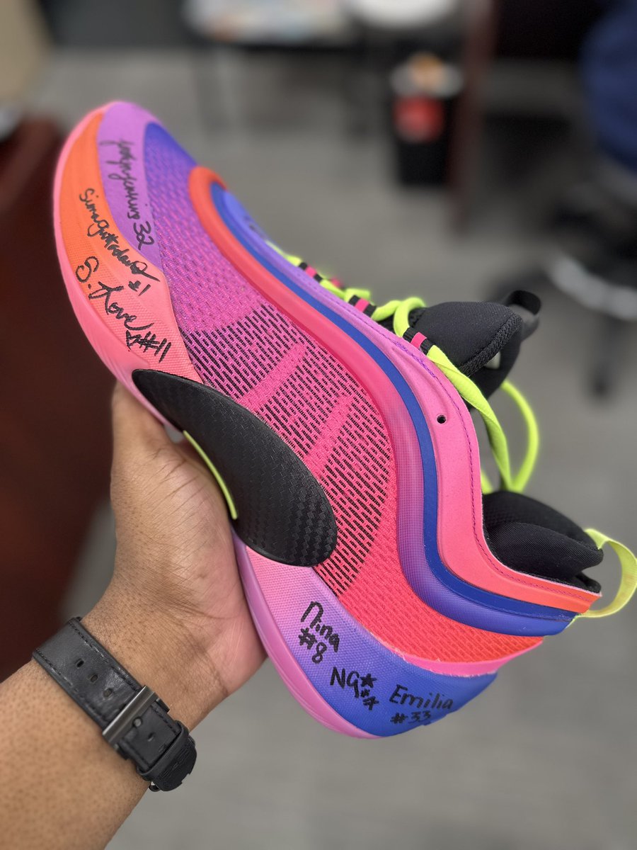 DrKen_sportsmed's tweet photo. 🐐 ‼️glad I got this sneaker signed by the whole squad before the start of a #HISTORIC season.. Thanks @CoachKarenA and thanks @UTSAWBB ‼️ #CashedIn https://t.co/D1gjVYP4Dl