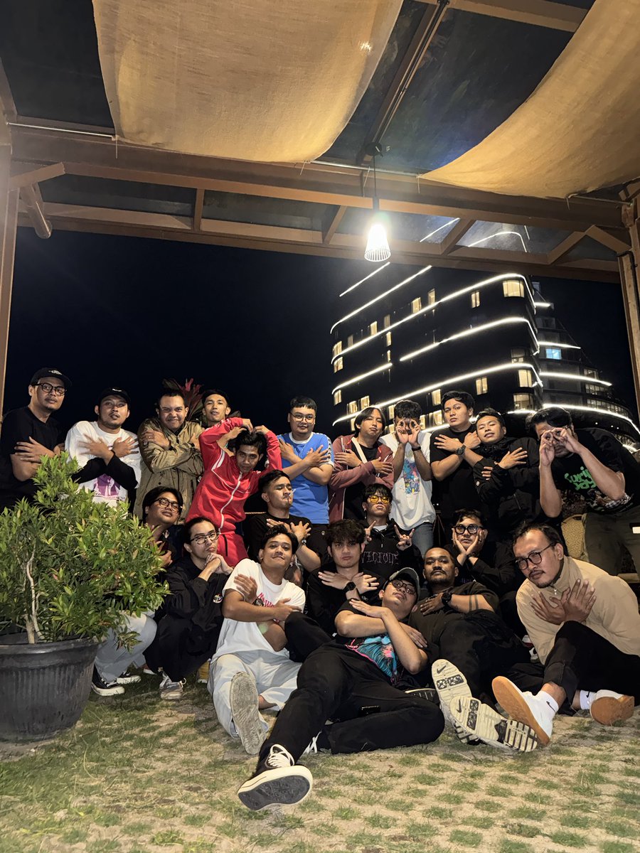 WOCASREBORN's tweet photo. sekian banyak cerita sepertinya 11 tahun bersama mereka sudah menjadi sebuah memori yang sangat indah

walaupun moment ini terjadi 1 tahun sekali tapi umur tidak ada yang tau. nuhun yang sudah menyempatkan datang yaah 💙

tetaplah hangat
tetaplah keluarga selamanya

@keepthefvck https://t.co/8hzPbJnd04