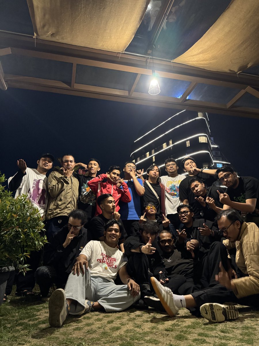 WOCASREBORN's tweet photo. sekian banyak cerita sepertinya 11 tahun bersama mereka sudah menjadi sebuah memori yang sangat indah

walaupun moment ini terjadi 1 tahun sekali tapi umur tidak ada yang tau. nuhun yang sudah menyempatkan datang yaah 💙

tetaplah hangat
tetaplah keluarga selamanya

@keepthefvck https://t.co/8hzPbJnd04