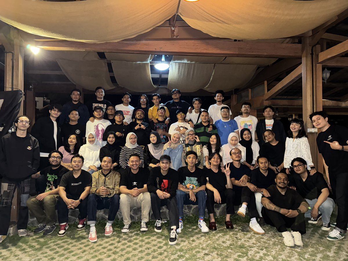WOCASREBORN's tweet photo. sekian banyak cerita sepertinya 11 tahun bersama mereka sudah menjadi sebuah memori yang sangat indah

walaupun moment ini terjadi 1 tahun sekali tapi umur tidak ada yang tau. nuhun yang sudah menyempatkan datang yaah 💙

tetaplah hangat
tetaplah keluarga selamanya

@keepthefvck https://t.co/8hzPbJnd04