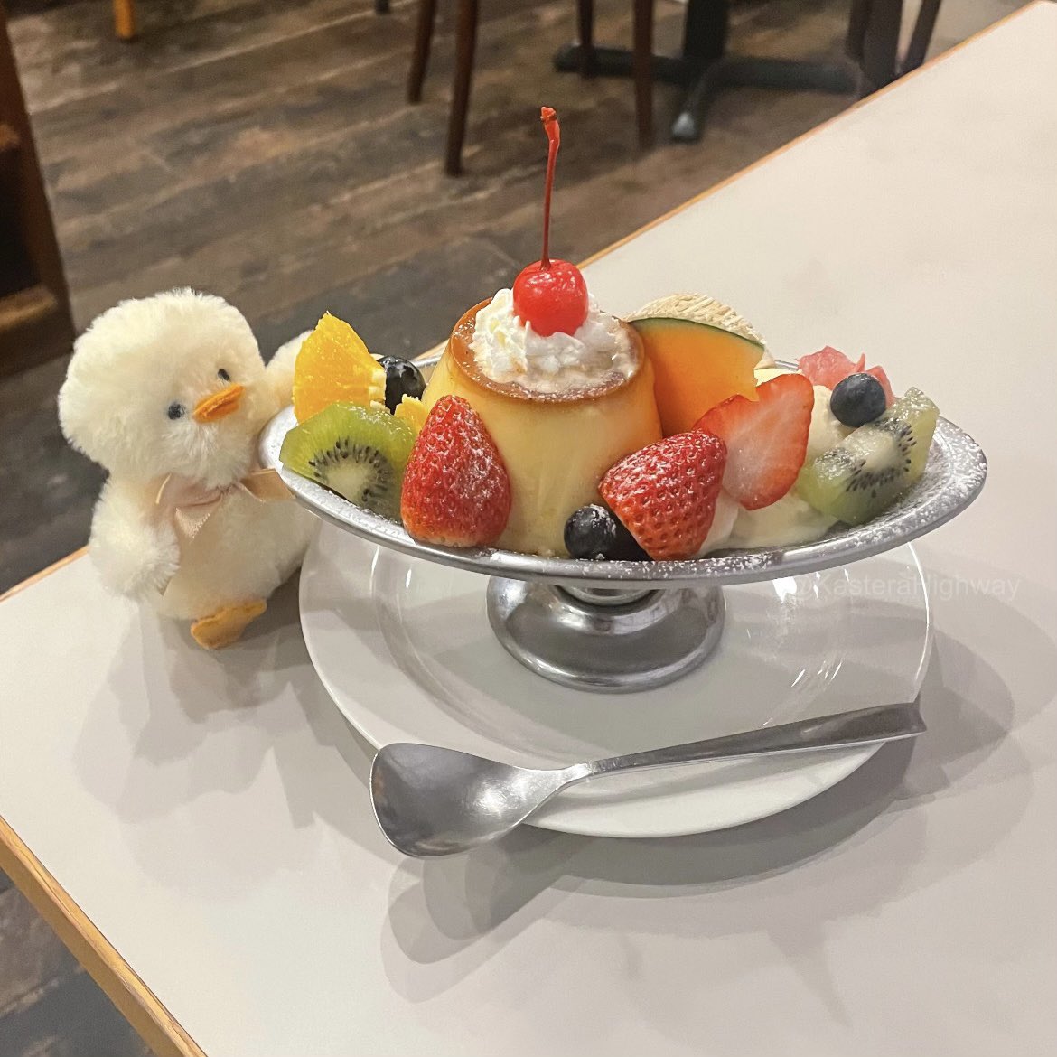 KasteraHighway's tweet photo. ぬいぐるみが食べ物をじっと見てる写真が好き https://t.co/vUVlliQJV7