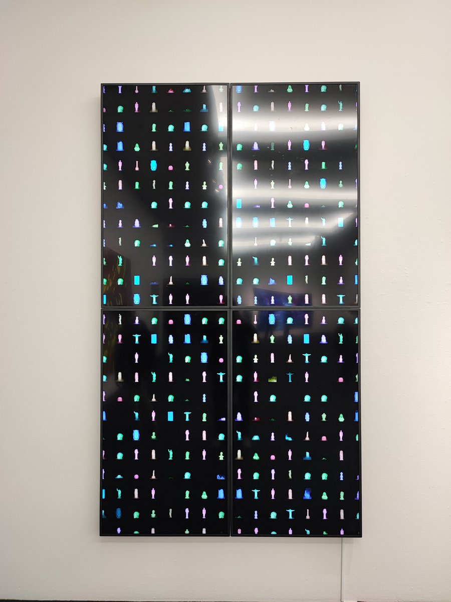 kumaaaart's tweet photo. VOCA展 2025
諫山元貴の作品ほど生で見て欲しいものはない。写真だと殆ど伝わらない
作家により全て土で作られた「政治的・文化的背景」を持つ像を水中に沈め、定点撮影している。CGではない。各像の崩壊測度も無調整。物体の持つ意味は消失し、崩壊と再生のループを繰り返す
同会期にて個展も開催中 https://t.co/B2XziVvVI0