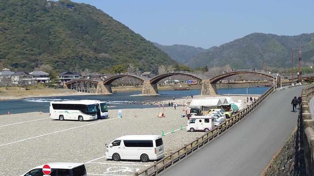 hiro_tetsuota's tweet photo. 帰りの列車まで時間があったので 錦帯橋を見に行ってきた✌️錦帯橋の向こうに屋台が見えたので 何かしらの催し物(ｲﾍﾞﾝﾄ?)をやっていたと思われる😅 https://t.co/gzWSx0ynVa
