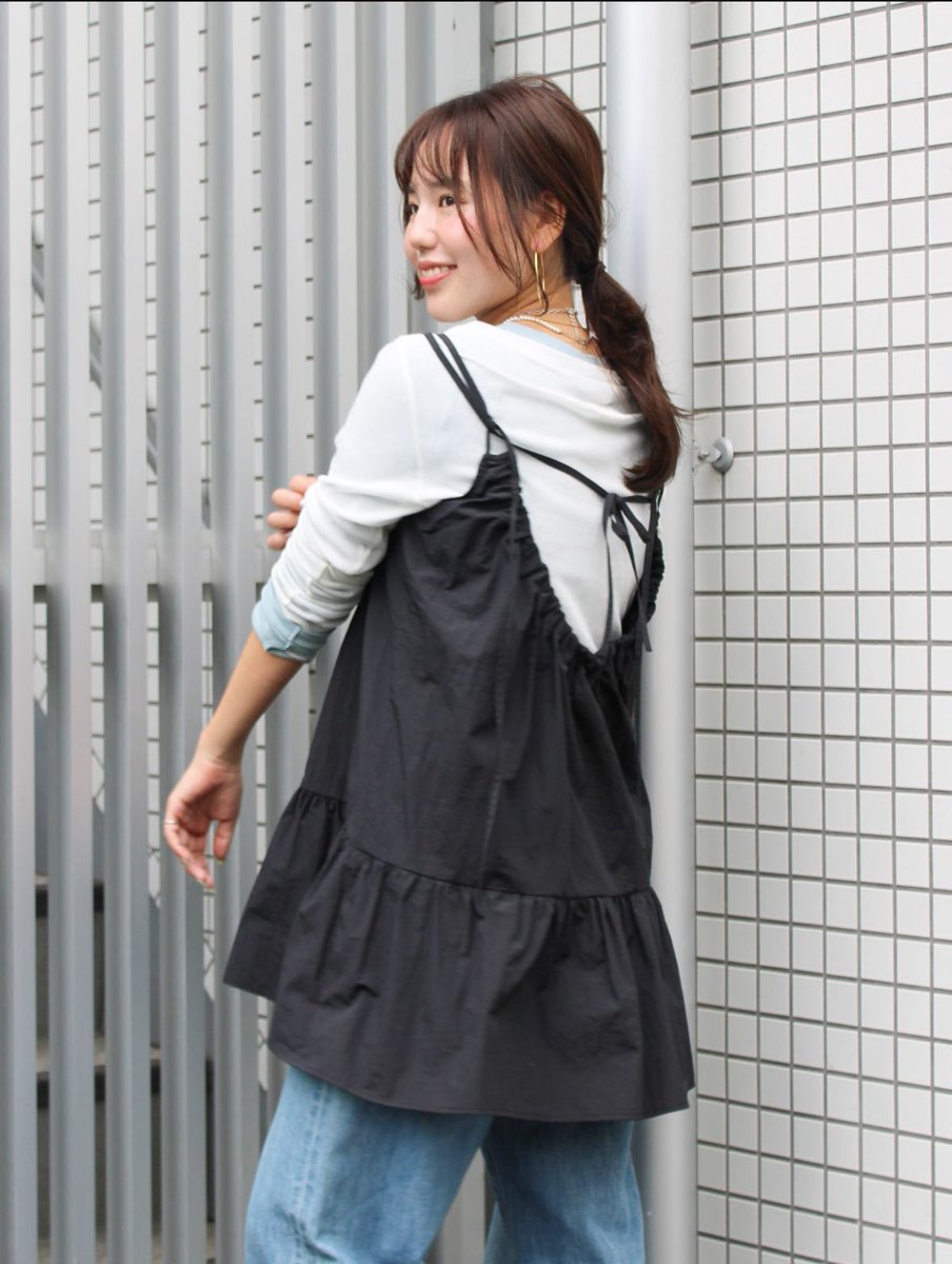 ungrid_sendai's tweet photo. 【NEW  ARRIVAL🧸】

#バックオープンミドル丈キャミ 
BLK/BLU/RED    ¥11,000

Aラインと裾のフリルと長めの丈がスタイルカバーもしてくれるアイテム🌟

155cmの方で太ももにかかる丈感🫶🏻
細身ですが体のラインは出にくい設定になっています✨

#Ungrid #仙台パルコ https://t.co/t139erblBU